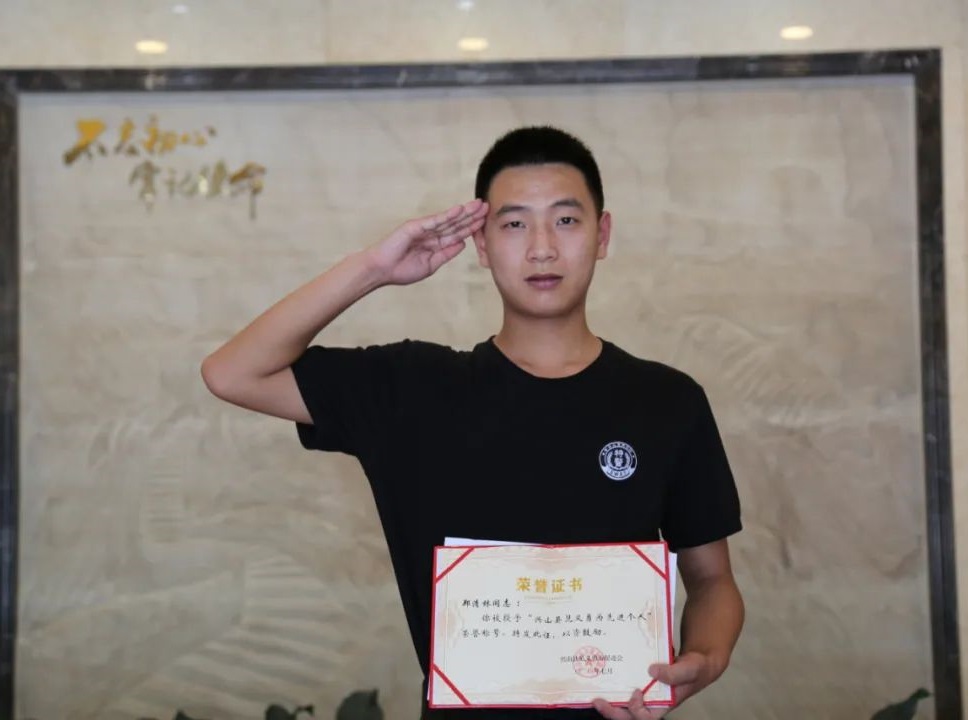郑清林：辅警小伙稳抓倒向人群的500斤断裂钢绳瞬间挽救同事生命