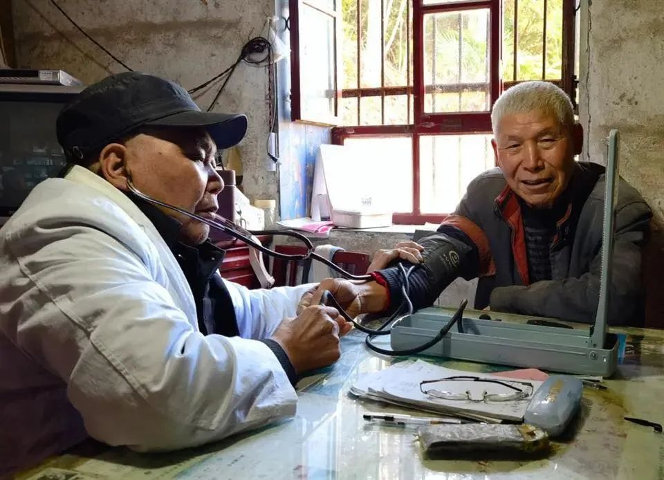 余陈树：赤脚医生坚守大山45年 守护乡亲们的身体健康